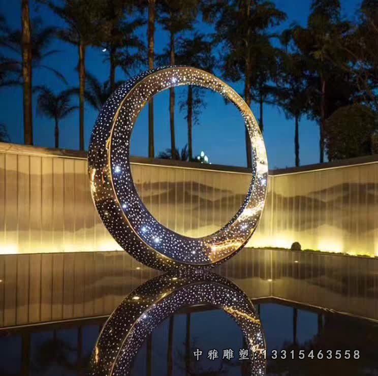 不锈钢灯饰景观倒影雕塑