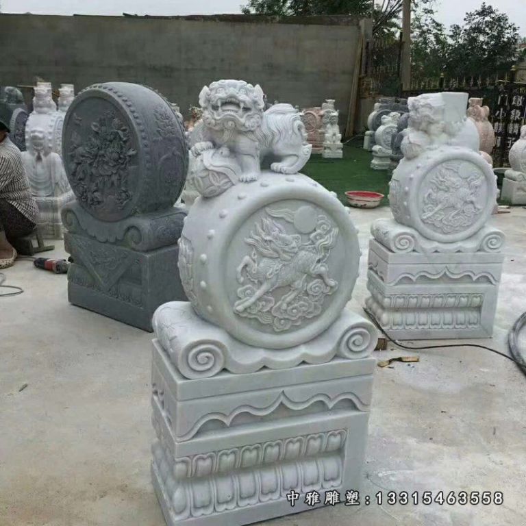 汉白玉踩球狮子门墩