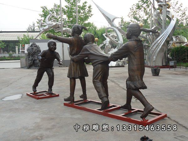 老鹰抓小鸡铜雕，公园小孩雕塑