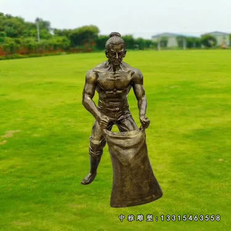 麻袋装粮食的农耕人物铜雕