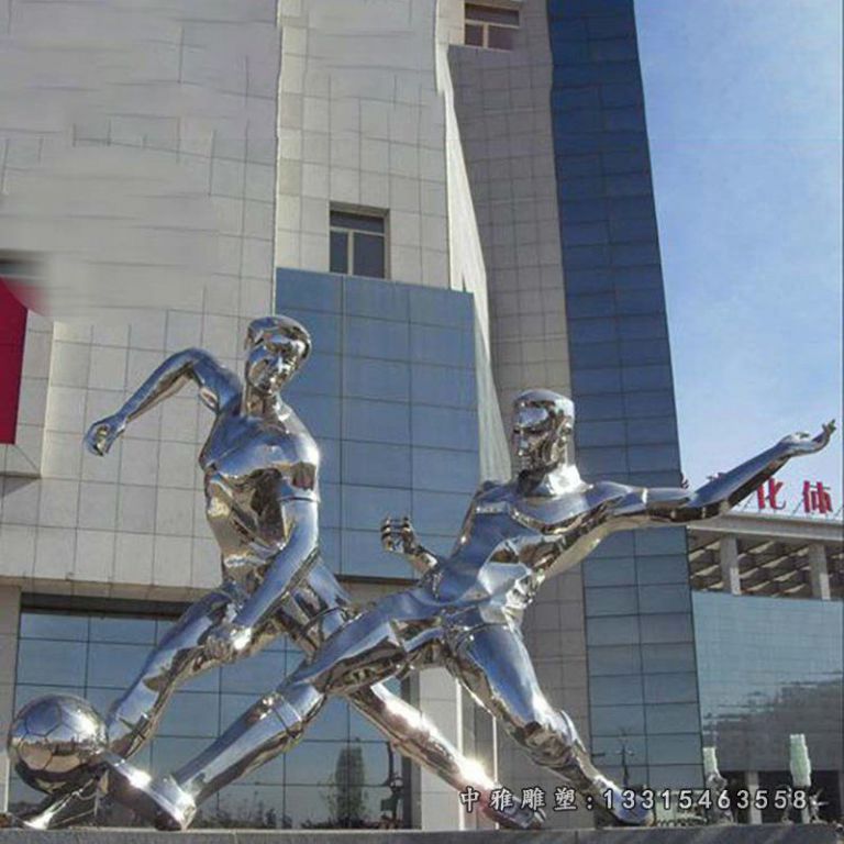 不锈钢踢足球 广场人物雕塑