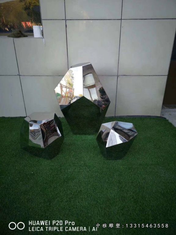 不锈钢镜面风景石雕塑 (2)