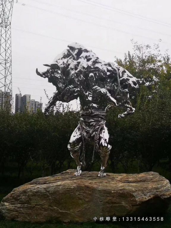 不锈钢抽象扛着牛的人物雕塑