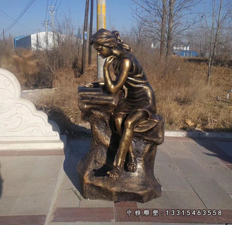 广场铜雕读书人物