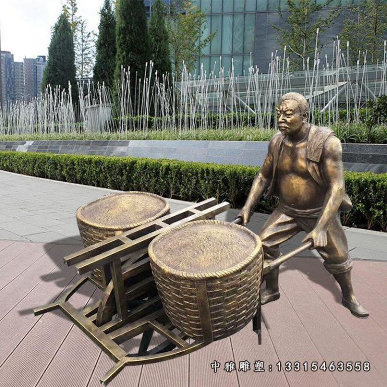 推车运粮食的人物铜雕