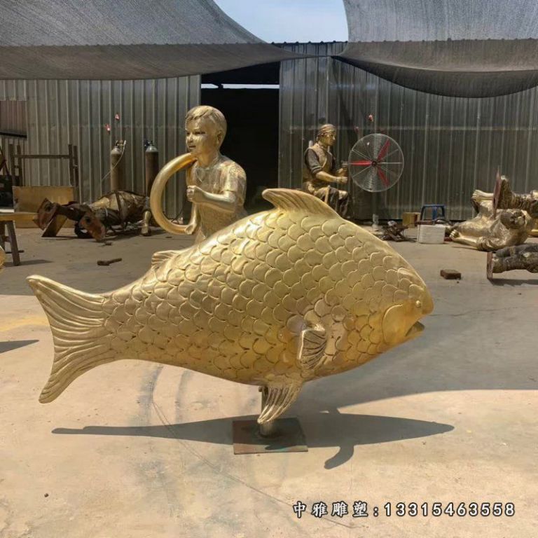 海边景观鲤鱼和儿童铜雕