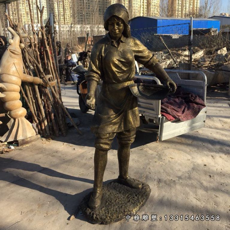 喂鸡的妇女铜雕，户外劳动人物铜雕