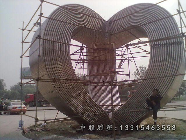不锈钢造型爱心雕塑
