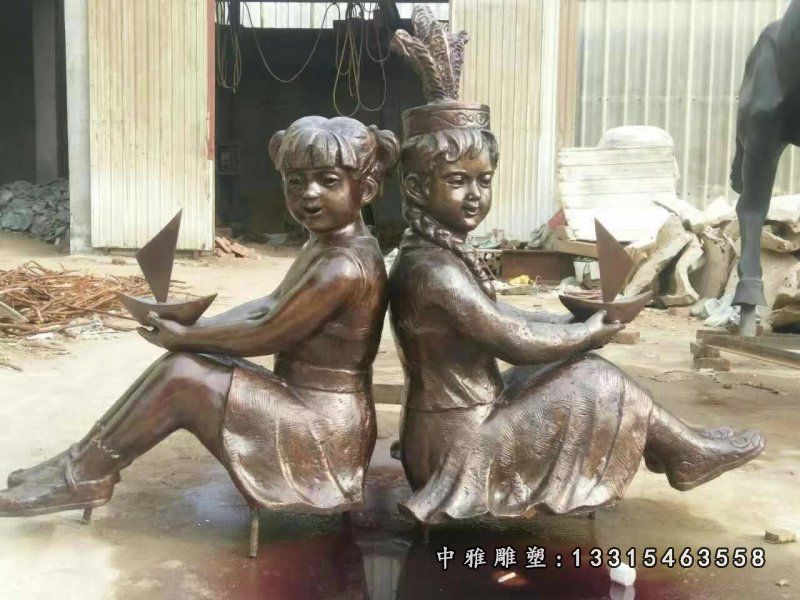 手拿纸船的儿童铜雕