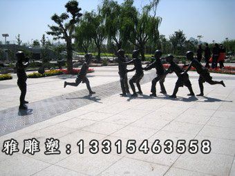 儿童捉小鸡玩耍铜雕