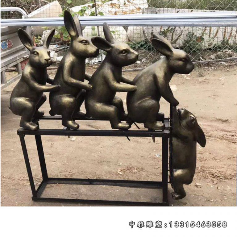 公园玩耍的卡通仿铜兔子户外玻璃钢卡通动物摆件
