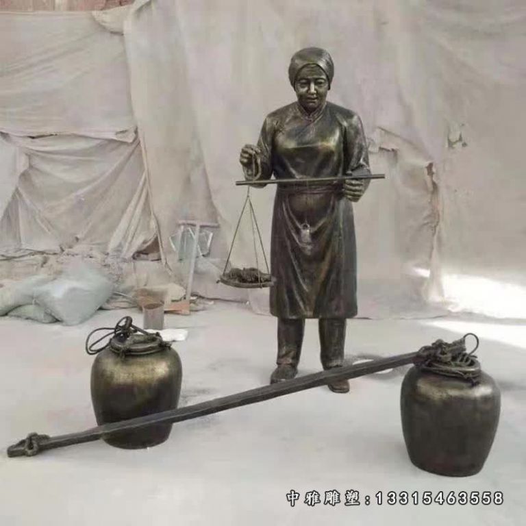 称量东西的人物铜雕
