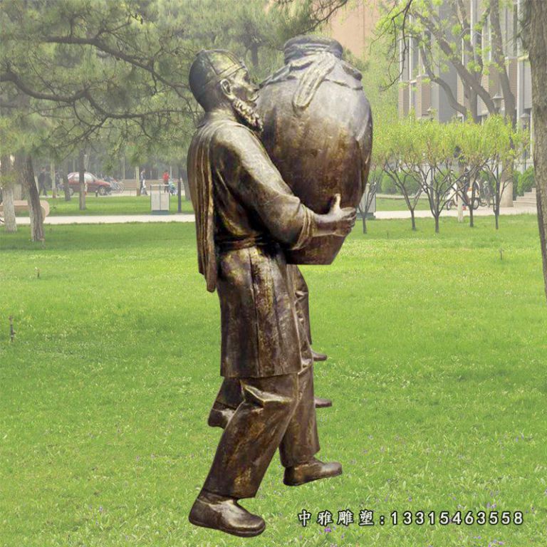 仿铜人物抬酒瓶室外公园景观雕塑，玻璃钢仿铜雕塑 (2)