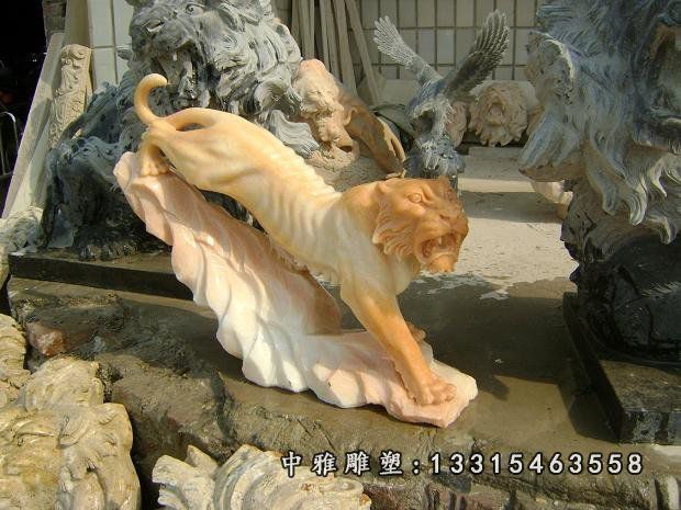 老虎石雕，晚霞红下山老虎雕塑