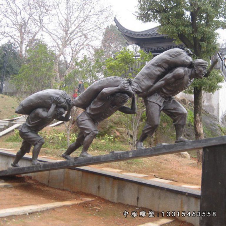 背麻袋的人物铜雕