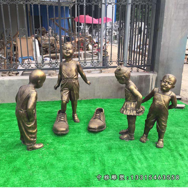 玻璃钢仿铜童趣雕塑穿大皮鞋的小孩雕塑