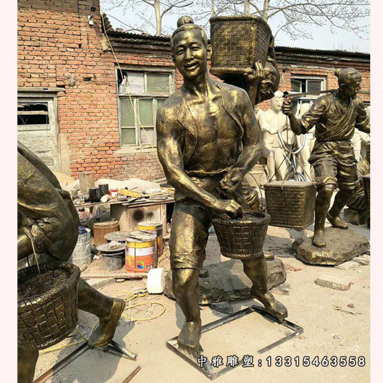 播撒种子的古代农民铜雕 (2)