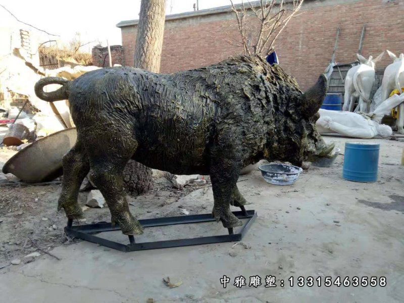 铸铜庭院野猪雕塑