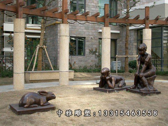 小孩与兔子铜雕，公园小品铜雕