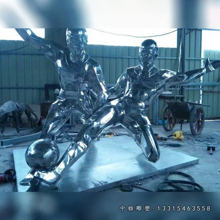 不锈钢踢足球雕塑，不锈钢人物雕塑