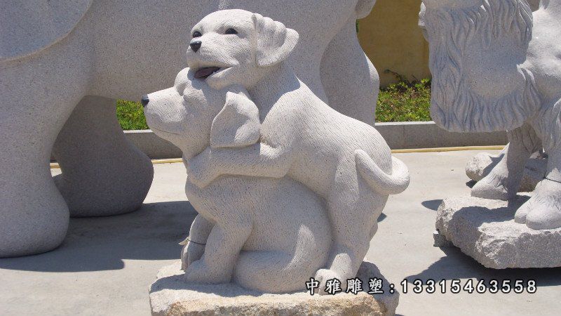 石雕两只小狗，公园动物石雕