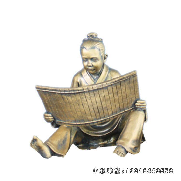 看竹简的古代儿童铜雕 (2)