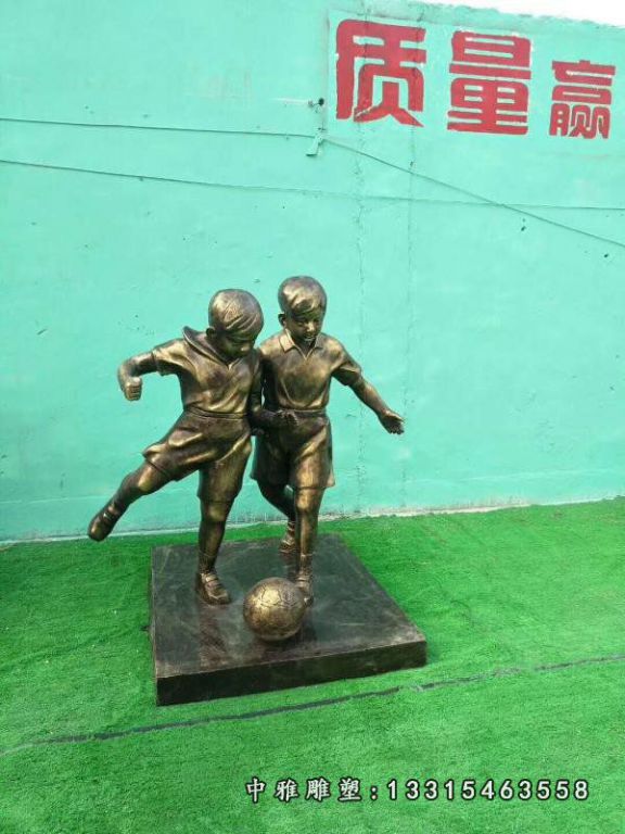 童趣踢足球男孩 雕塑，广场景观雕塑 (1)
