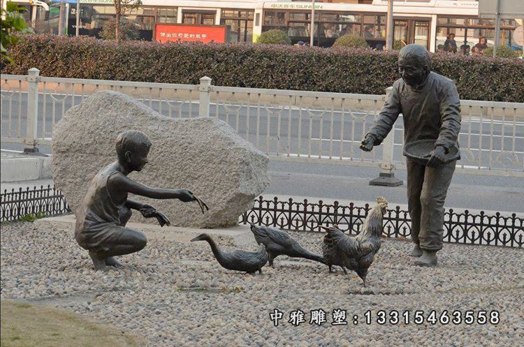 喂鸡的人物铜雕，公园小品铜雕