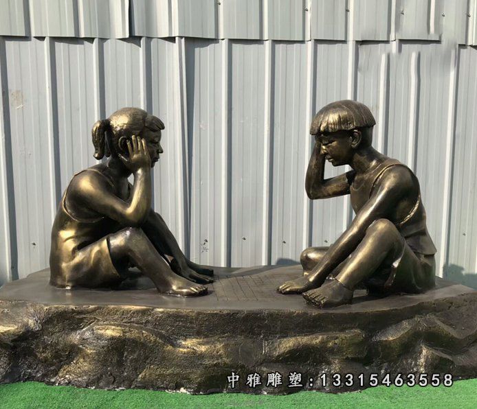 玻璃钢仿铜儿童下棋雕塑 校园人物雕塑