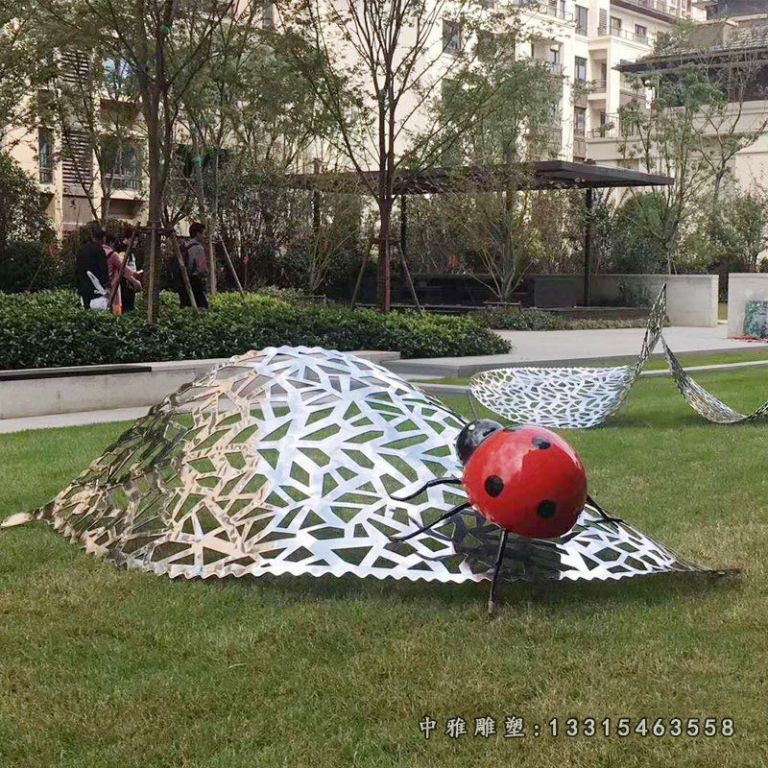 不锈钢镂空树叶和七星瓢虫雕塑 (3)