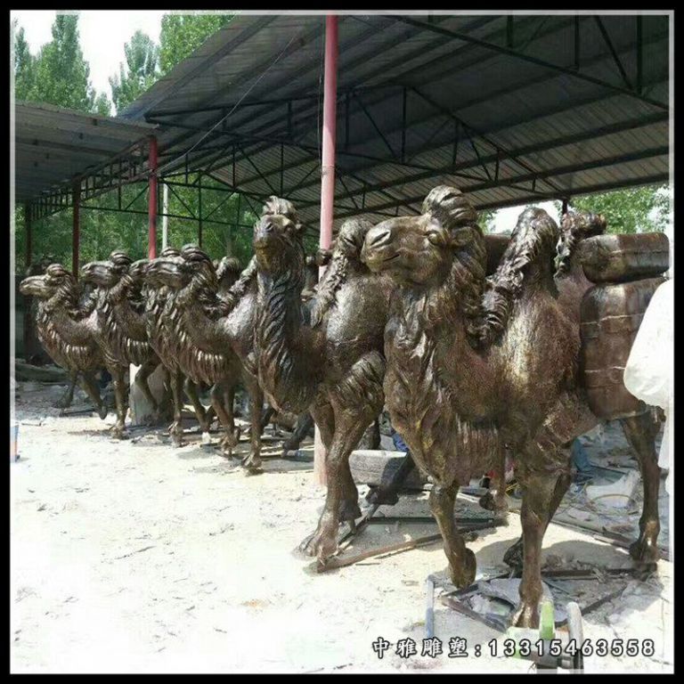 公园玻璃钢驮行李的骆驼雕塑户外仿铜动物摆件