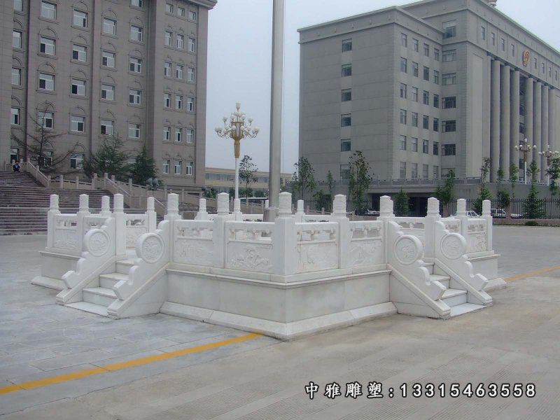 升旗台石雕，法院升旗台石雕
