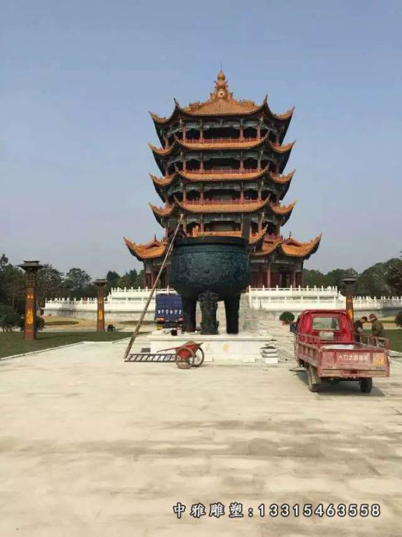 大型青铜寺庙圆鼎