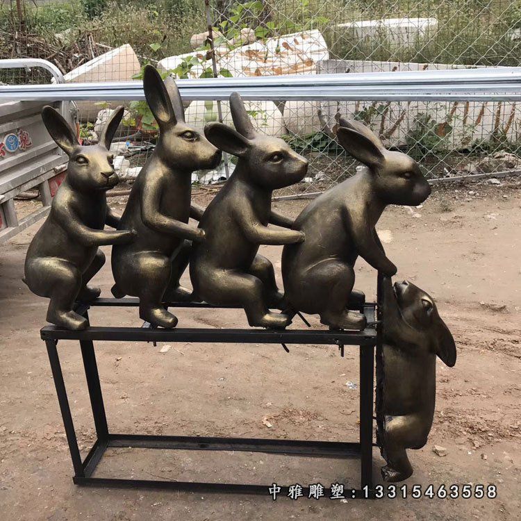 公园铜雕玩耍兔子