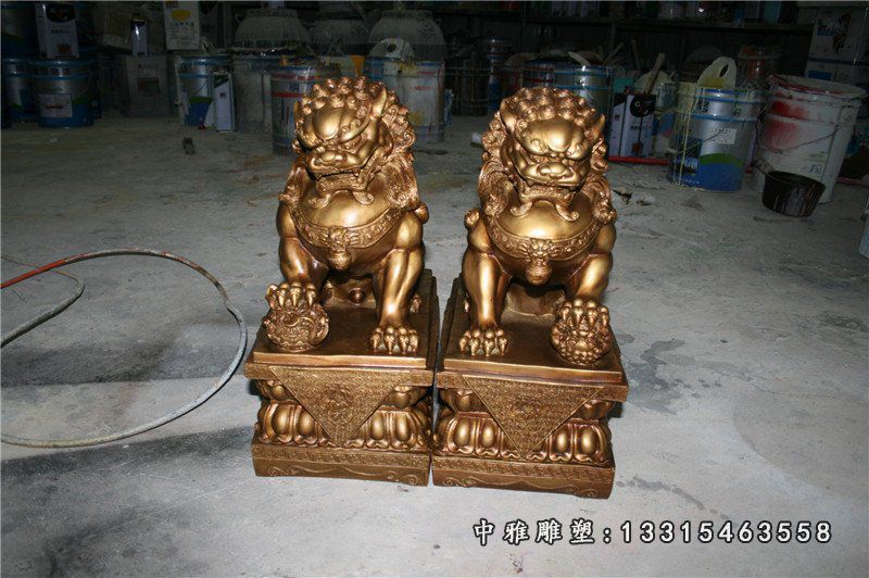 玻璃钢仿铜狮子雕塑，公园动物摆件