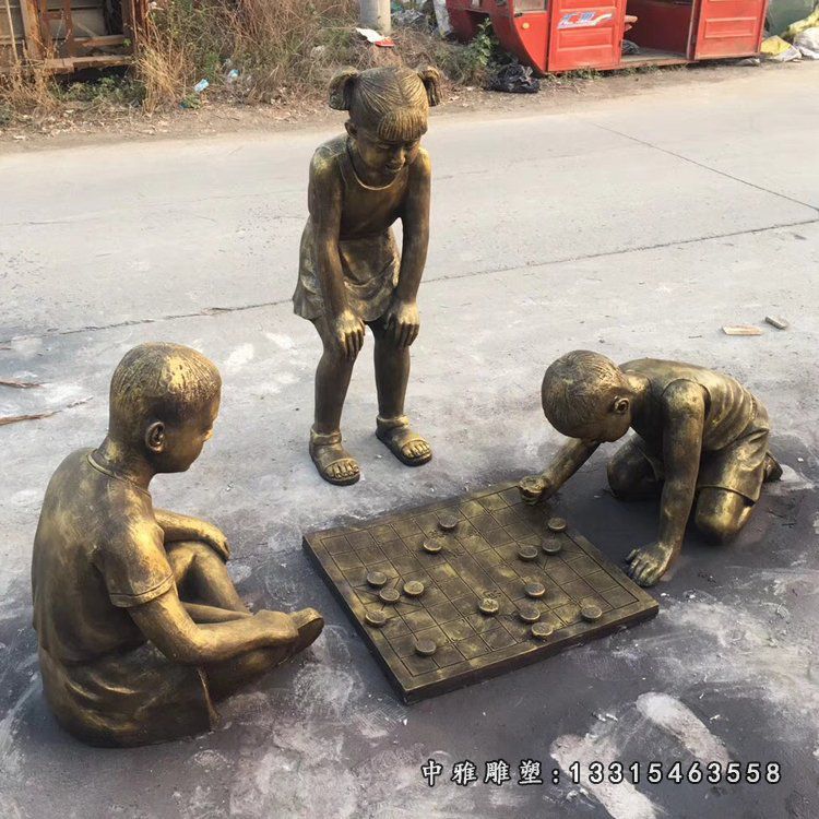 街边景观摆件，玻璃钢仿铜下棋人物雕塑