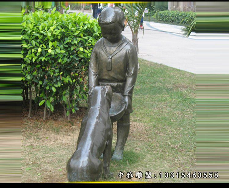 小孩喂小狗喝水雕塑，公园小品铜雕