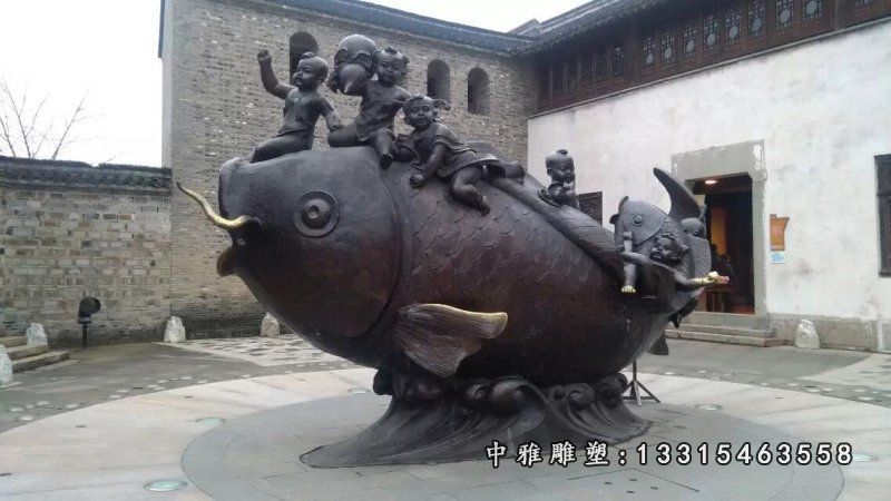 小孩骑鱼铜雕，铸铜鱼雕塑