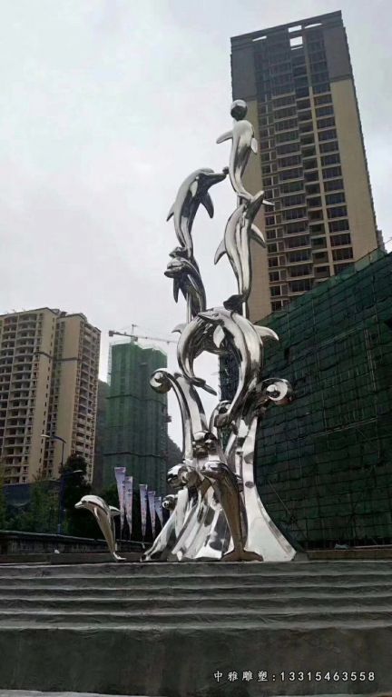 小区镜面不锈钢海豚戏球雕塑