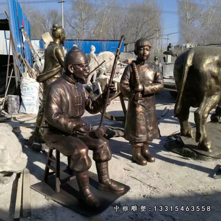 玻璃钢仿铜拉二胡的人物 步行街清朝人物雕塑