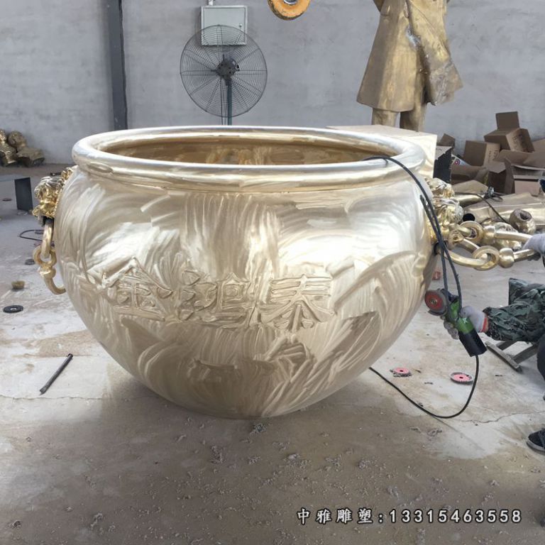 圆形铜雕水缸景观