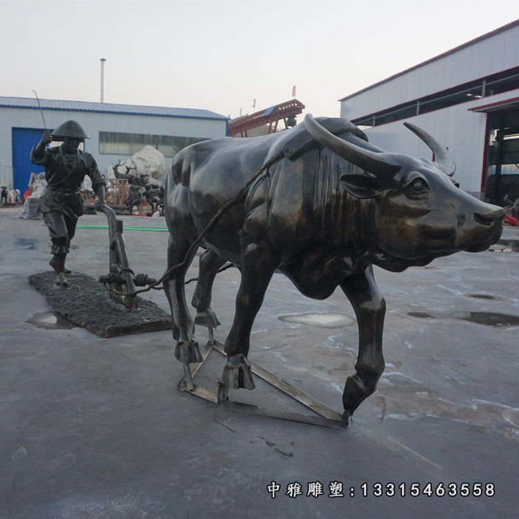 玻璃钢仿铜犁地耕地牛 公园农耕人物雕塑