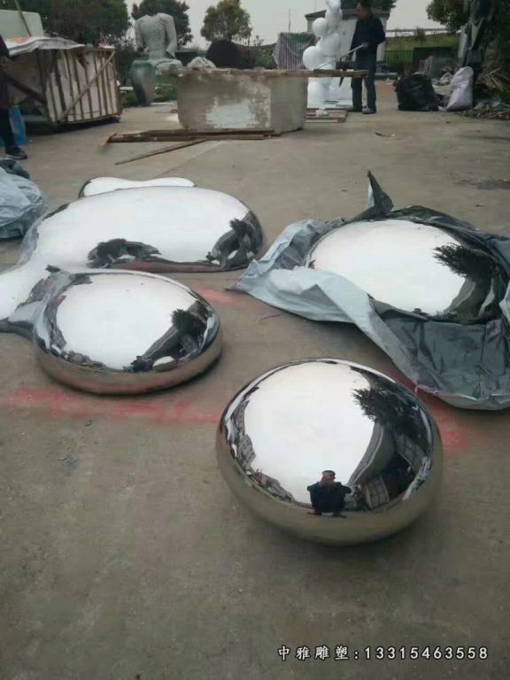 不锈钢镜面水滴座椅雕塑