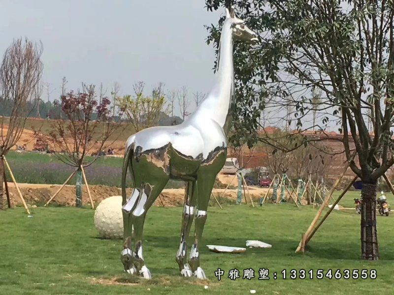 不锈钢镜面长颈鹿雕塑