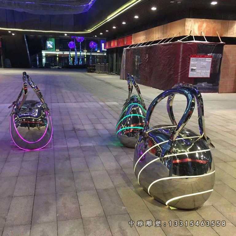 不锈钢手提包雕塑 (1)