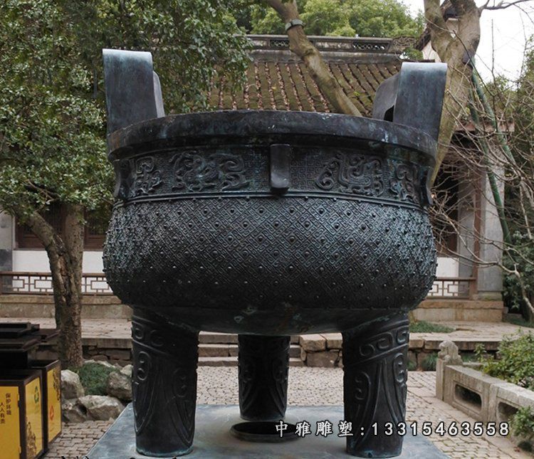 青铜三足圆鼎