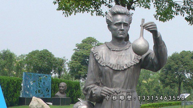 铜雕物理学家居里夫人