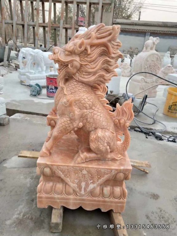 晚霞红坐式麒麟石雕