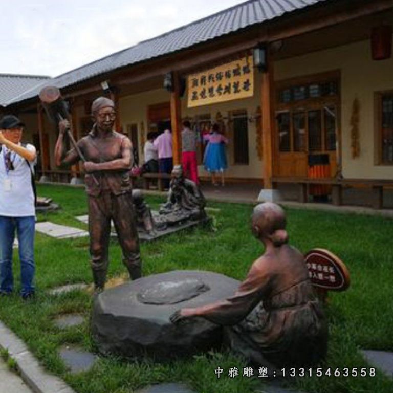 打糍粑的少数民族人物铜雕