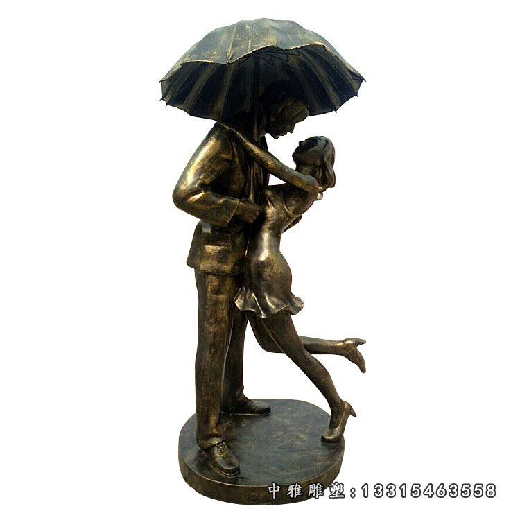 雨伞下的情侣铜雕